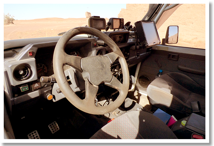 GPS Cockpit Tracks landcruiser reizen woestijn